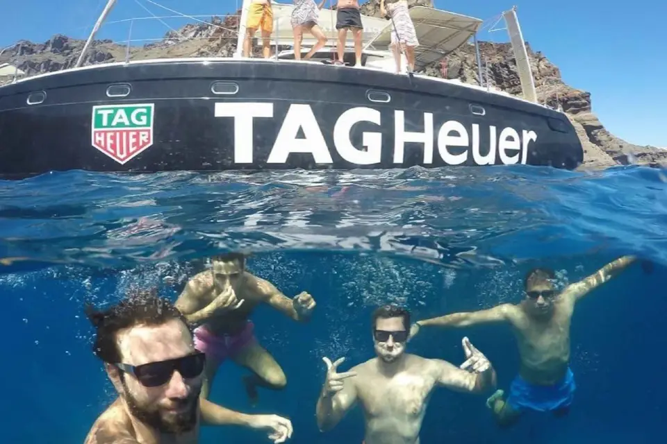 Santorini: La experiencia aventurera en catamarán