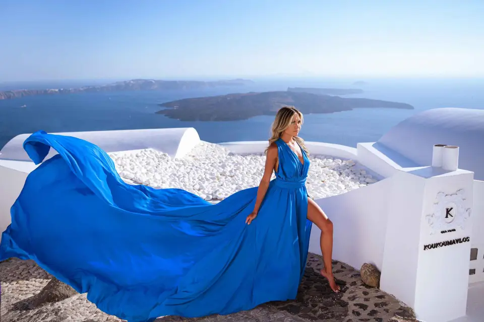 Experiencia fotográfica con el Vestido Volador de Santorini