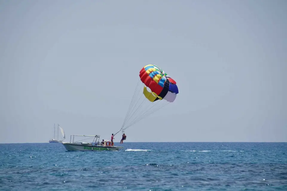 Santorini: Experiencia de vuelo en parapente en la Playa Negra