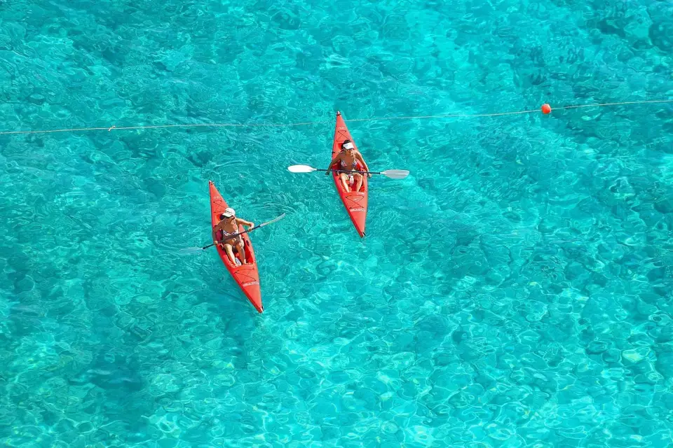 Explora las Aguas de Santorini: Aventura en Kayak