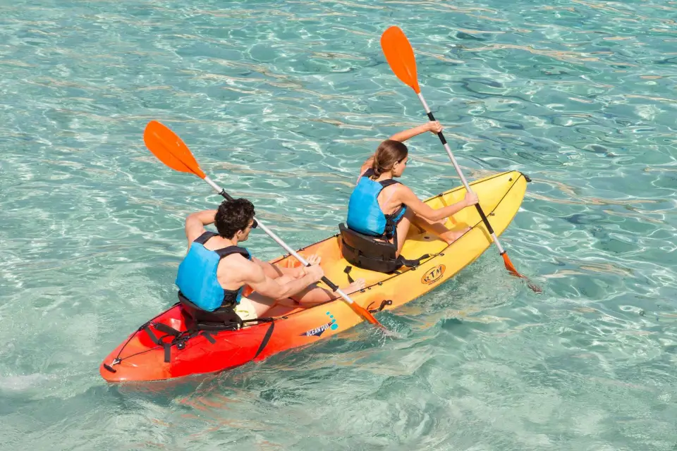 Santorini:explora la playa negra en Kayak