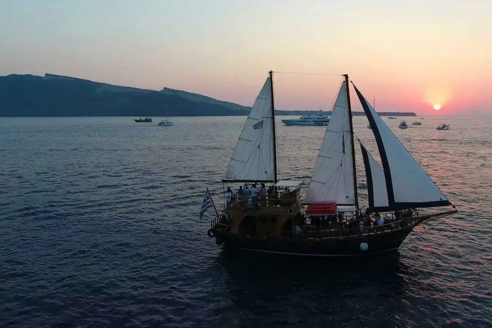 Fira: Crucero al atardecer con excursión al volcán, aguas termales y vino