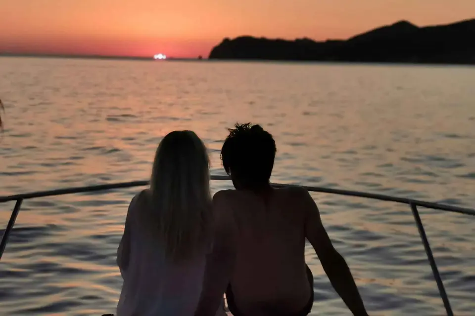 Fira: Crucero privado al atardecer con barbacoa, bebidas y aguas termales