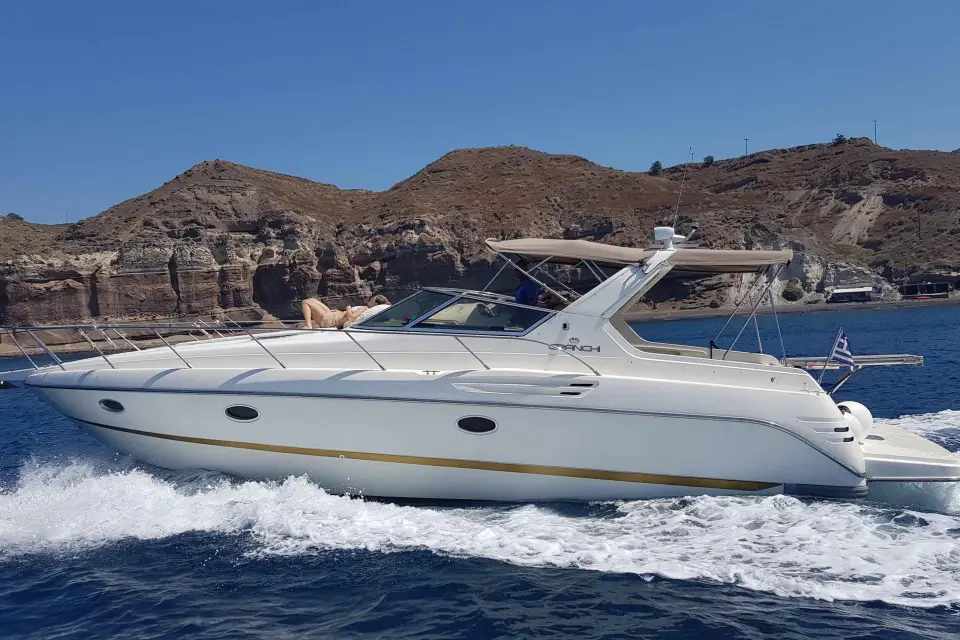 Fira: Crucero privado de un día con barbacoa, bebidas y aguas termales