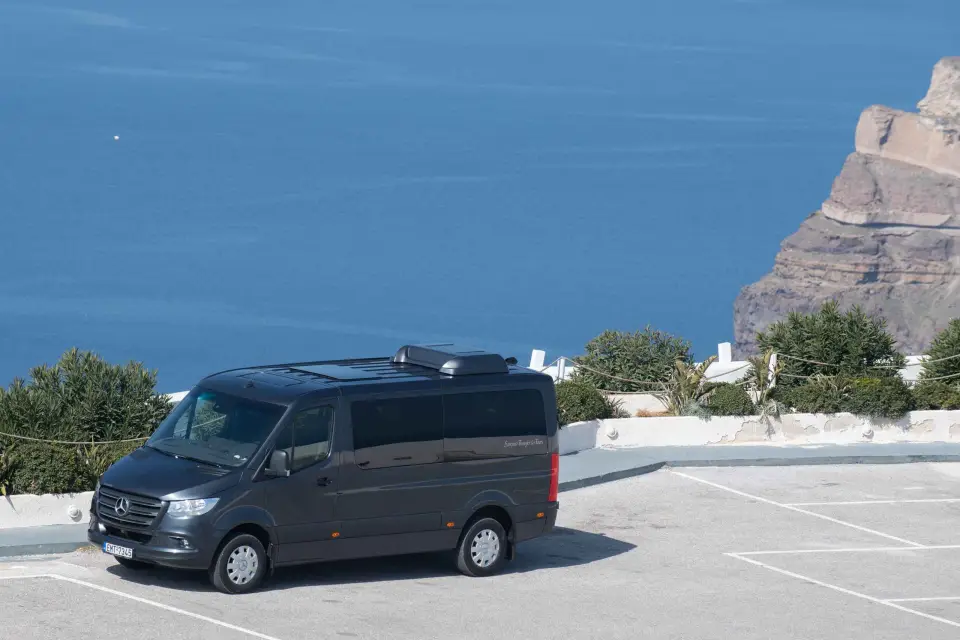 Fira: Excursión Privada Personalizada de un Día a Santorini con Conductor
