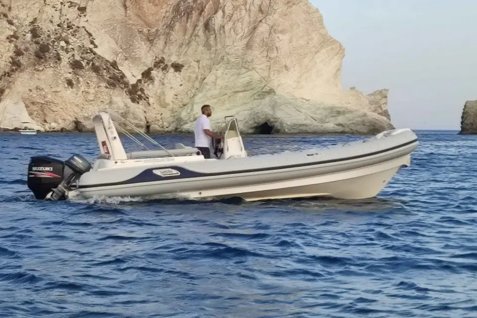 Desde Fira y Oia Crucero por la Caldera de Santorini en lancha semirrígida privada