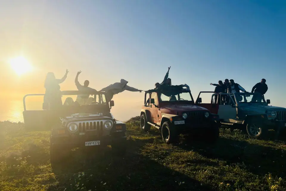 Desde Fira: Santorini Wrangler Jeep Convoy Tour y pueblos