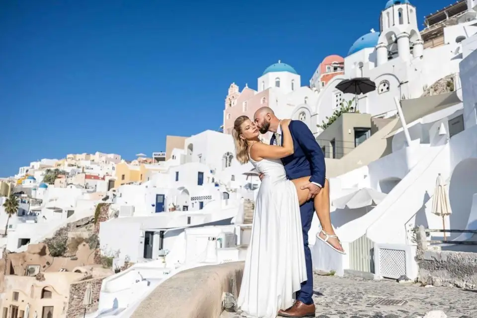 Santorini: Fotografía de pareja en el pueblo de Oia