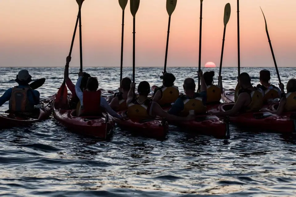 Santorini: Kayak de Mar al Atardecer con Cena Ligera