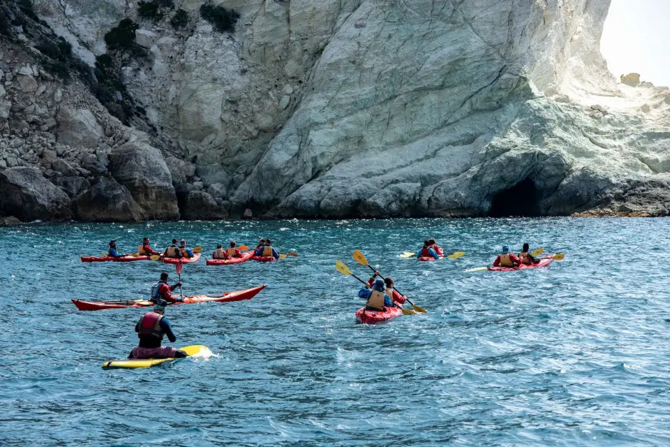 Santorini: Kayak de Mar con Comida Ligera