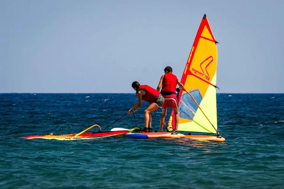Santorini: Lección guiada de windsurf de 2 días