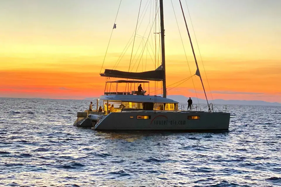 Santorini: Lujoso Crucero en Catamarán con Comida y Barra Libre