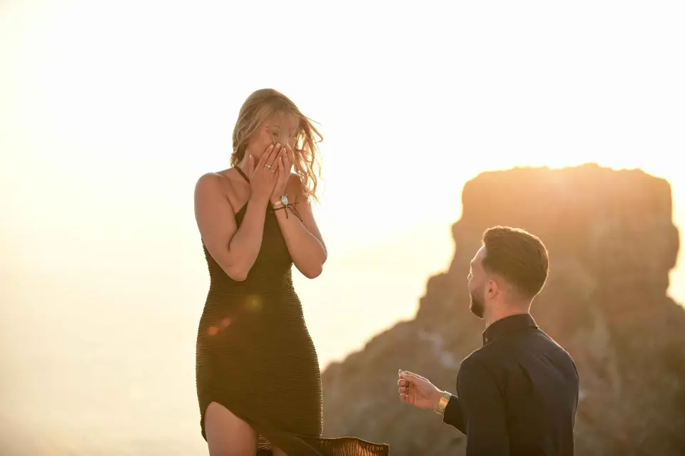 Mágica sesión de fotos de pedida de mano en Santorini