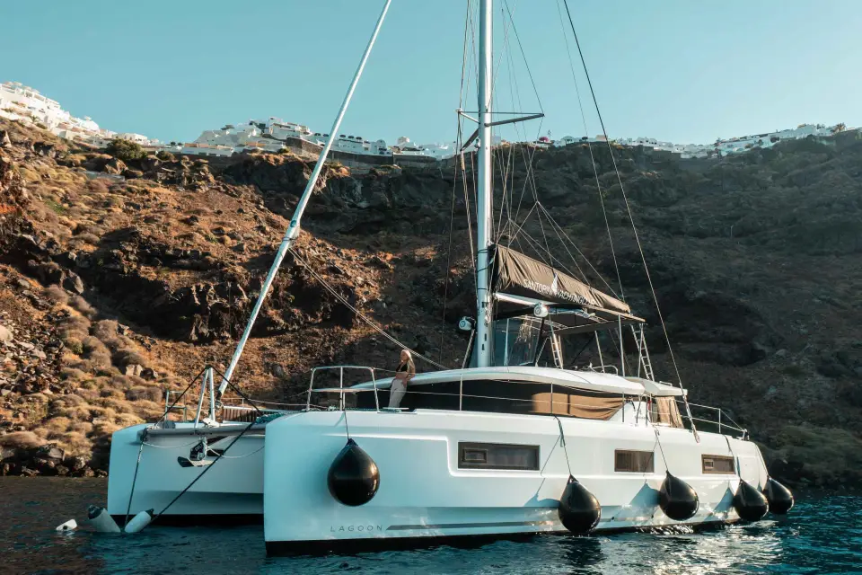 Santorini: Majestuoso Crucero en Catamarán con Comida y Bebidas