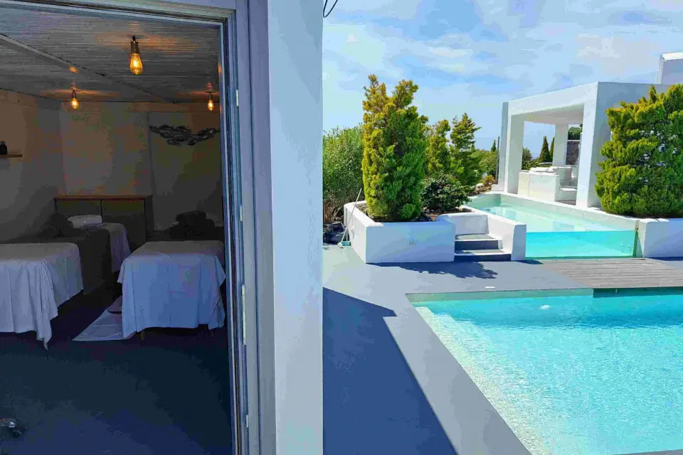 Santorini: Masaje en pareja con vino, frutas y acceso a la piscina