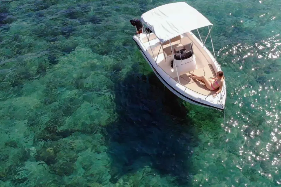 Santorini: Medio día de alquiler de barco sin licencia