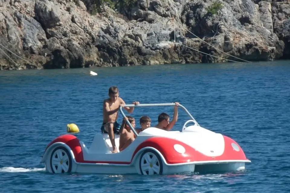 Santorini: Navega hacia la serenidad con nuestros barcos a pedales