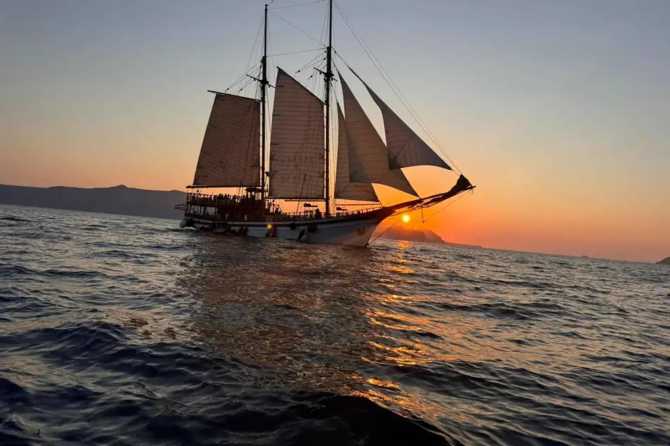 Navegando hacia el atardecer: con La Maia: Elegancia e Historia en el Mar