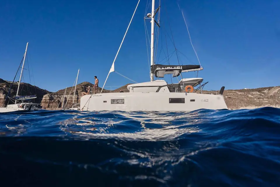 Santorini Oia: Crucero clásico en catamarán de un día con todo incluido