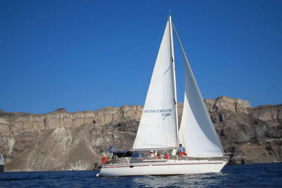 Santorini Oia: Crucero privado en velero con comida y bebidas