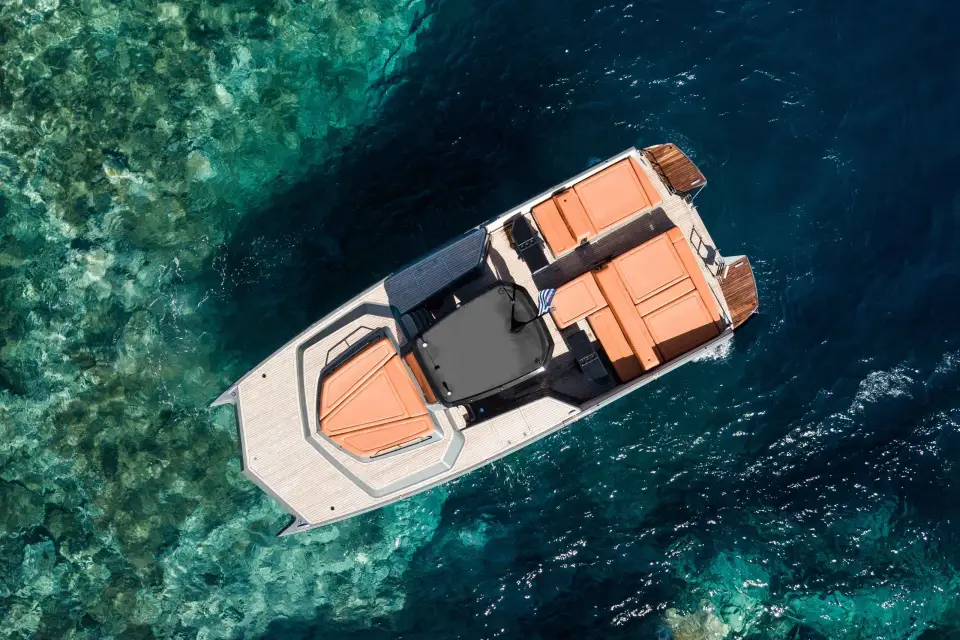 Oia: Excursión privada en catamarán por Santorini para dos personas con bebidas