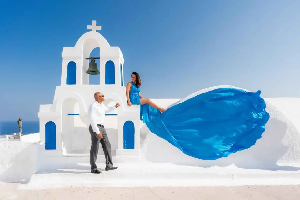 Oia: Sesión de fotos en Santorini con opción de alquiler de vestido volador