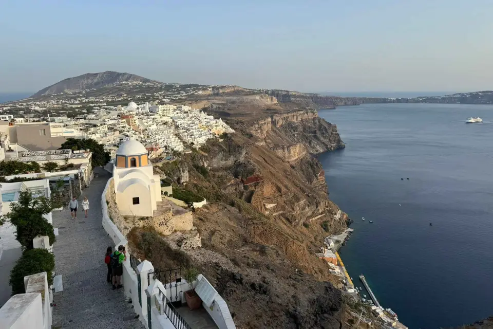 Santorini: Paseo turístico de Fira a Imerovigli con puesta de sol