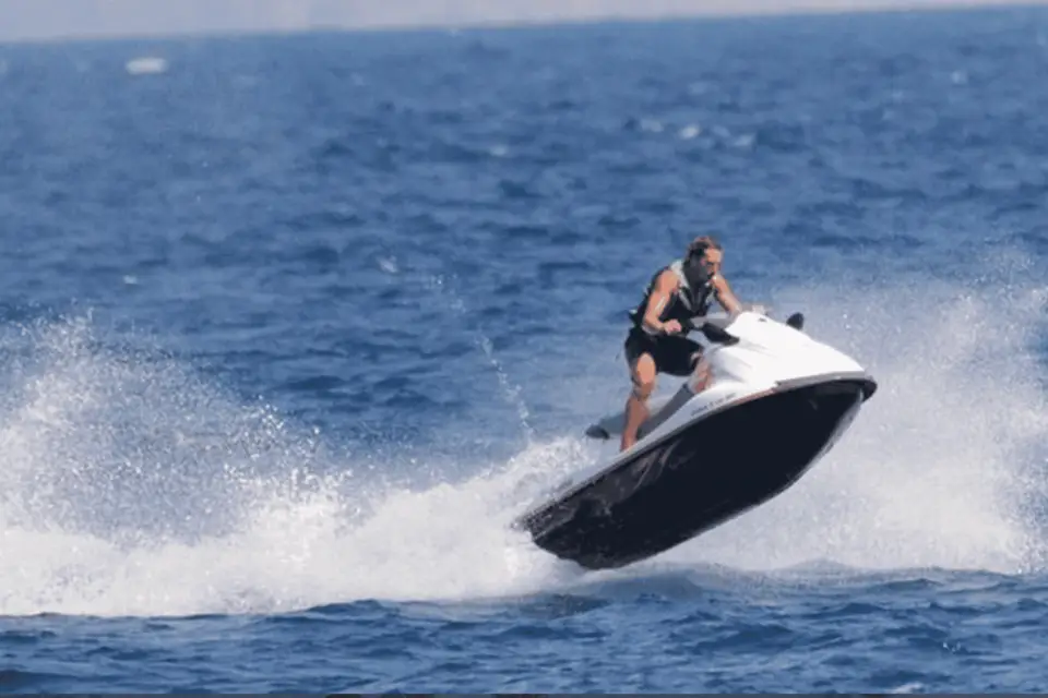 Perissa: Paquete de moto acuática, tubing y kayak en Santorini