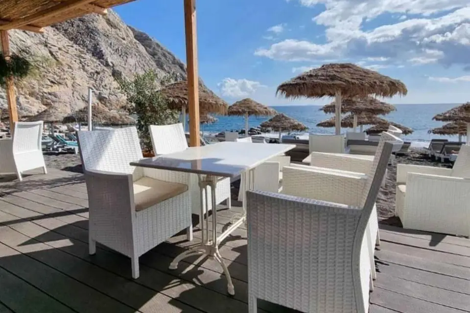 Perissa: Tumbona en Playa Negra con Paquete de Aperitivos y Bebidas