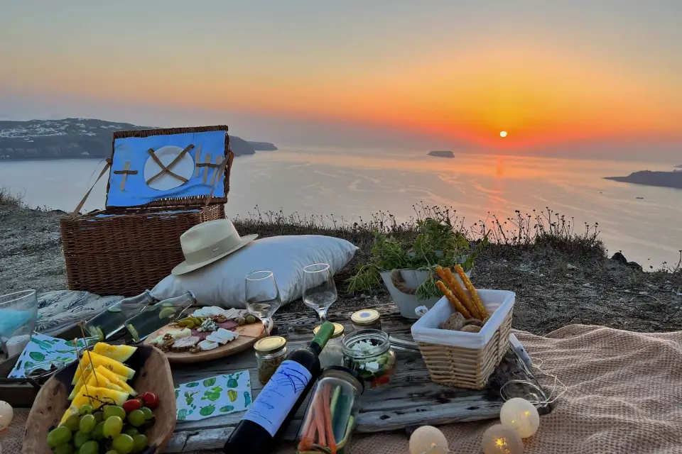 Picnic al atardecer en Santorini sin aglomeraciones