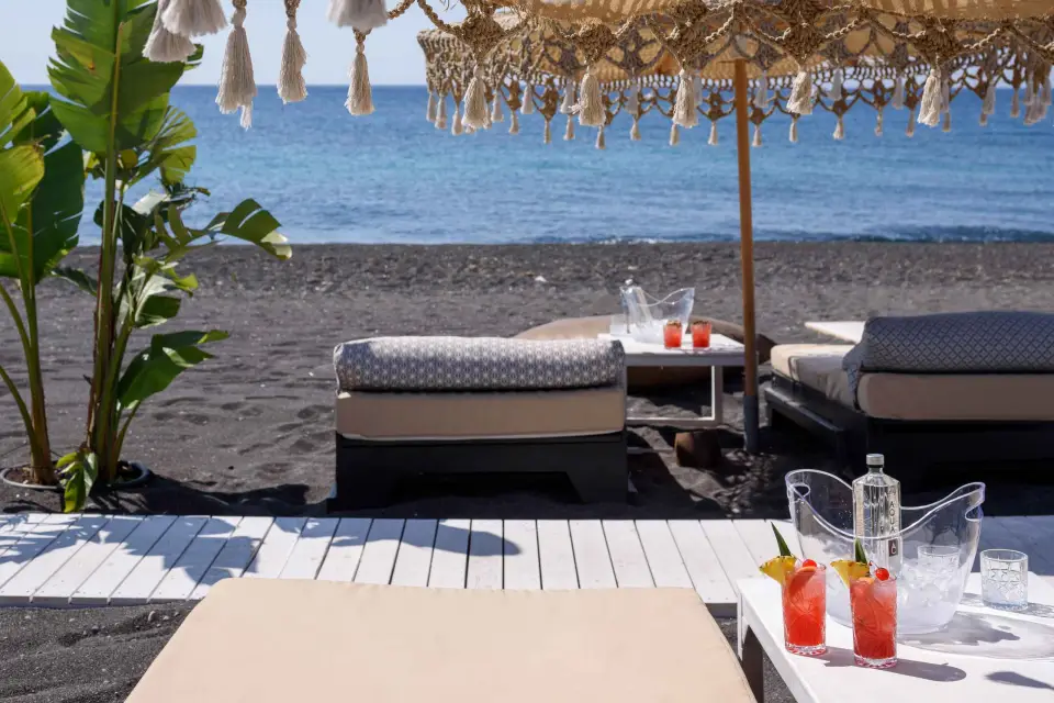 Playa de Perivolos: Experiencia en la cama solar Bar Restaurante FortyOne