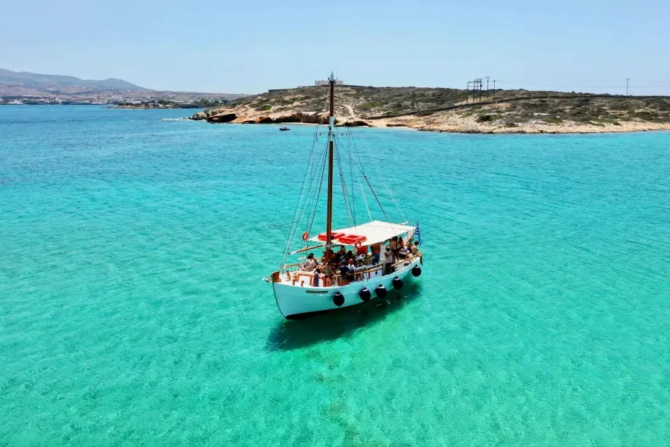 Pounta: Crucero por Paros y Antiparos, natación y comida marinera