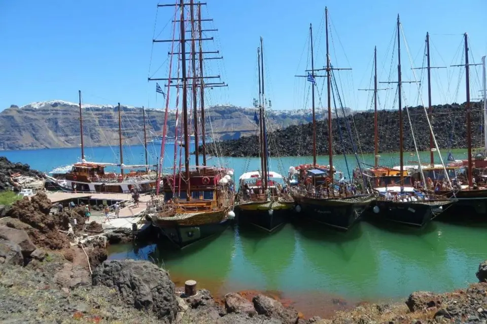 Desde Thera: Crucero por Thirasia con excursión al volcán y aguas termales