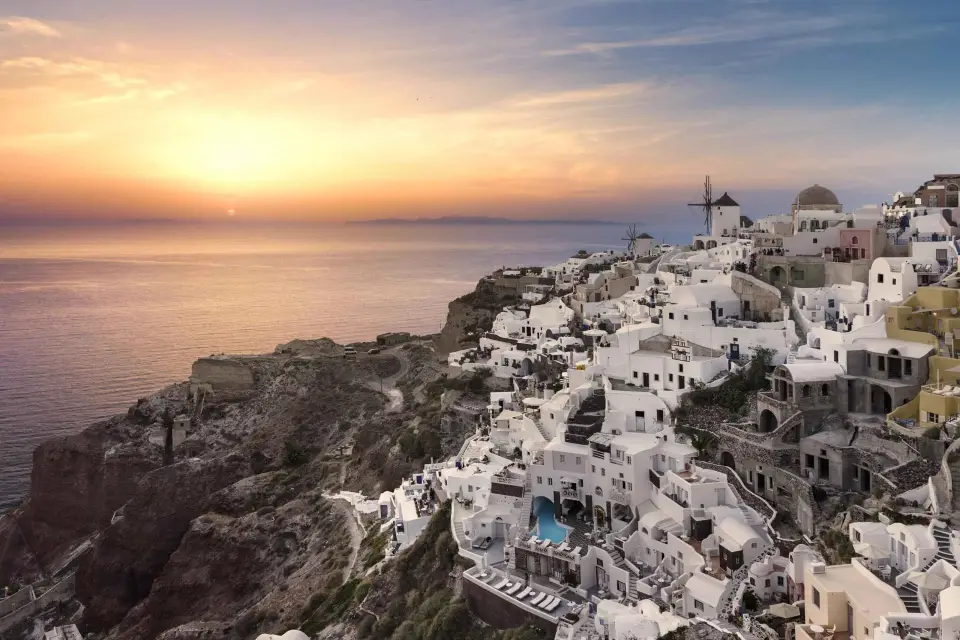 Santorini: Romántico Crucero por la Caldera al Atardecer con Cena