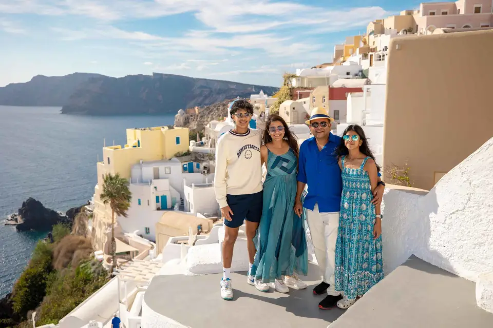 Sesión de fotos en familia en Santorini (Pueblo de Oia)