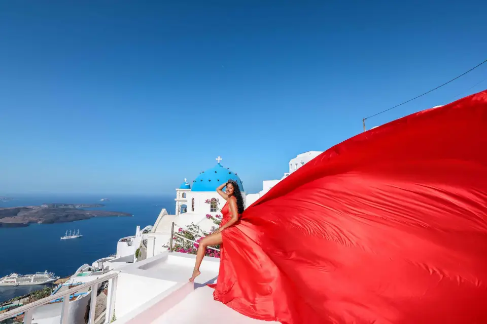 Santorini: Sesión de fotos privada con vestido volador y alquiler de vestido