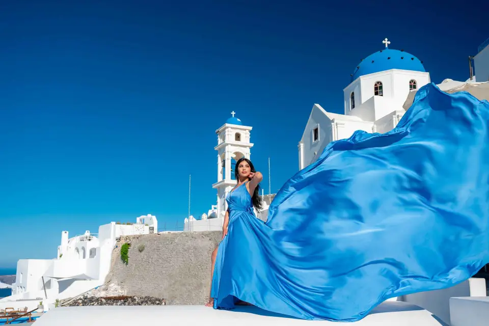 Santorini: Sesión de fotos profesional con vestido de vuelo