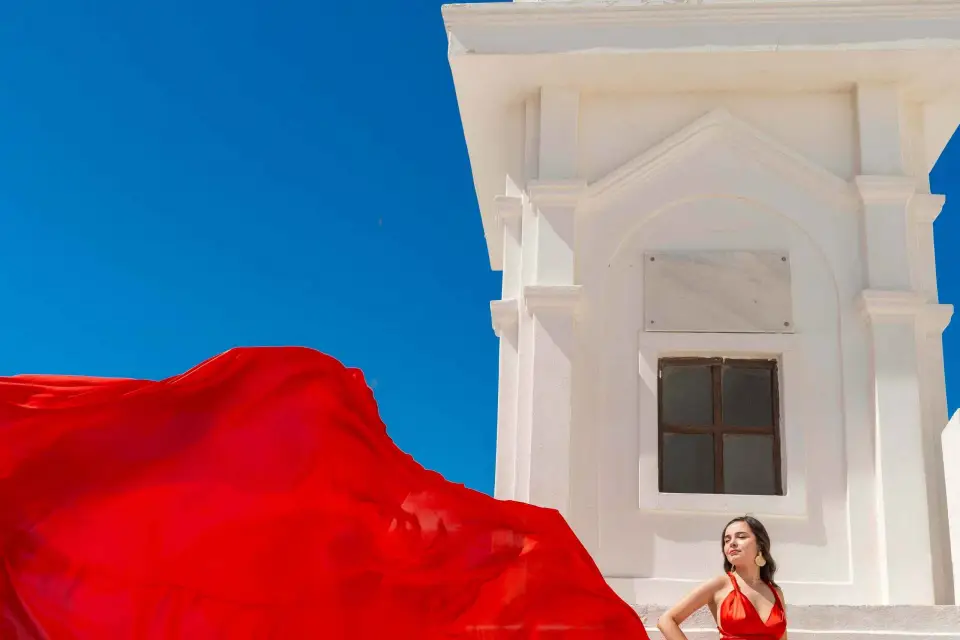 Sesión de fotos con vestido volador de Santorini