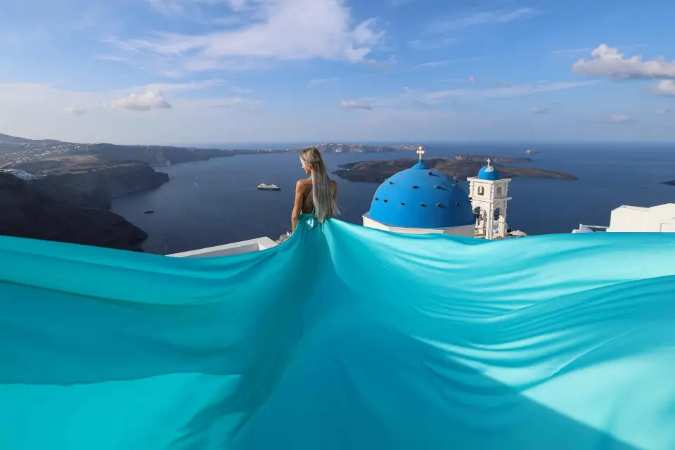 Sesión de fotos con vestido volador en Santorini