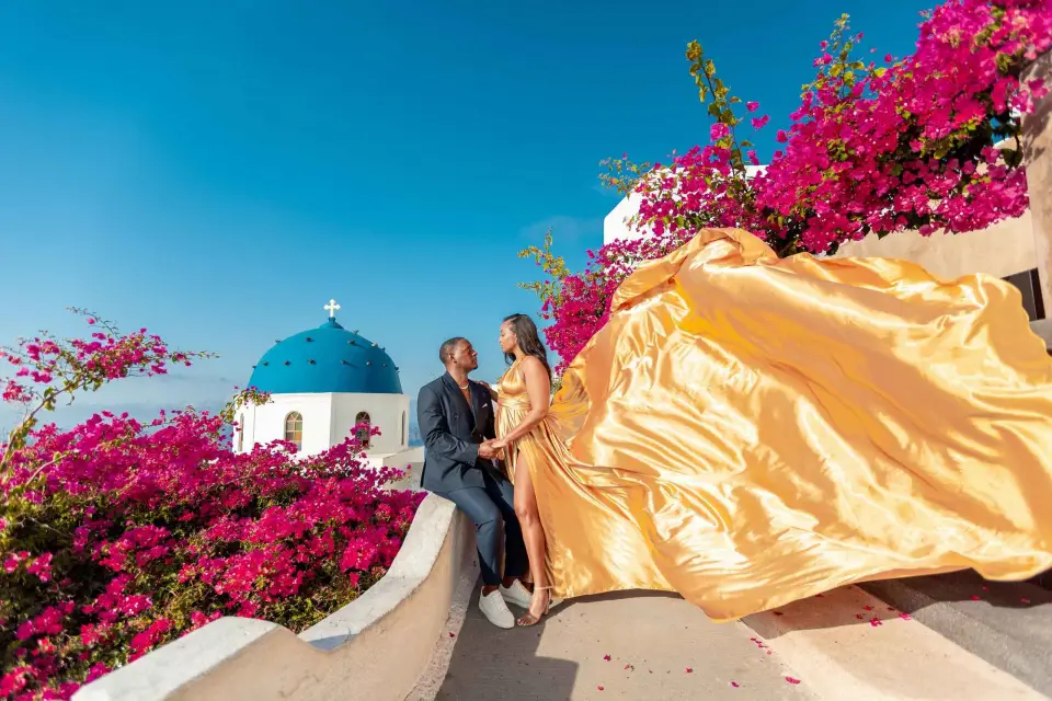 Sesión de fotos en Santorini con vestido volador