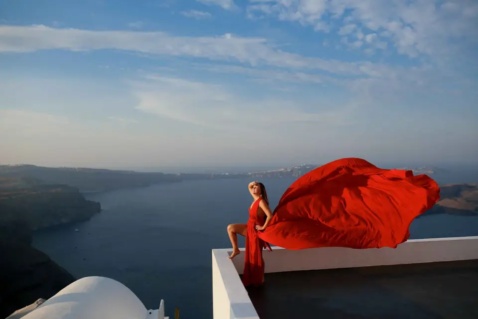 Santorini: Sesión de fotos con vestido volador y fondo de caldera