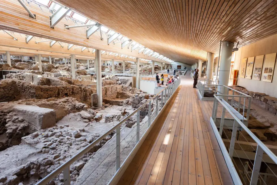 Tour en autobús arqueológico a las excavaciones de Akrotiri y la Playa Roja