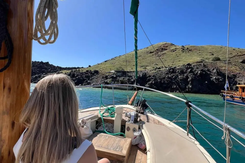 Santorini: tour en barco por el volcán, las termas y Thirassia