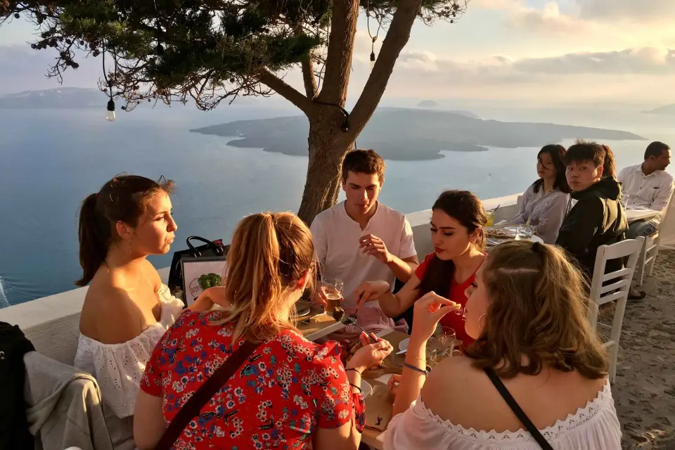 Santorini: Tour a pie al atardecer con comida y bebidas locales