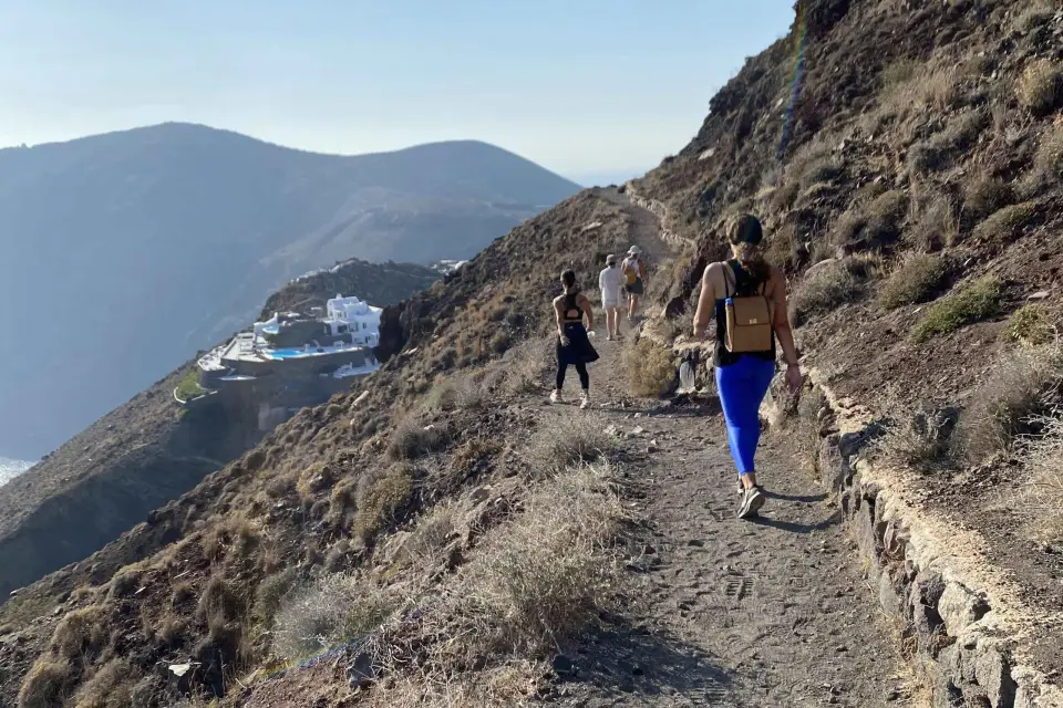 Santorini: Tour a pie al atardecer por el Sendero de la Caldera con degustación