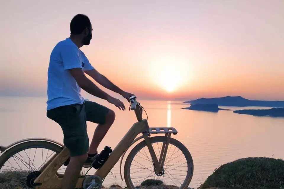 Tour privado de 2 horas en bicicleta eléctrica de madera por Santorini