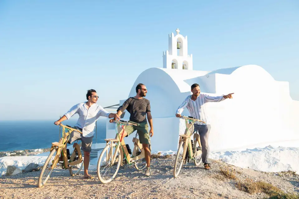 Tour privado en bicicleta eléctrica de madera por Santorini con comida o cena