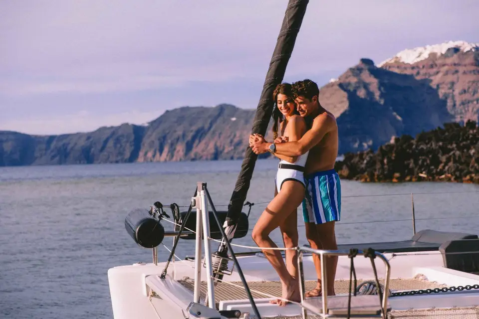 Santorini: Tour Privado en Catamarán con Comida en Barbacoa y Bebidas