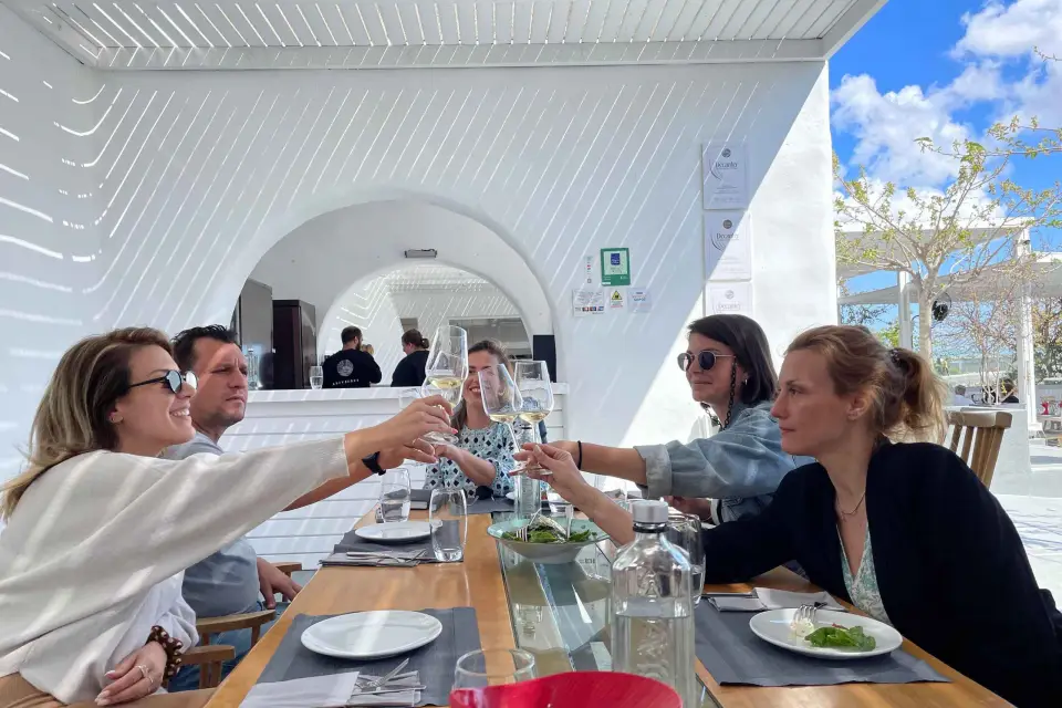 Santorini: Tour privado por la isla con almuerzo en una famosa bodega