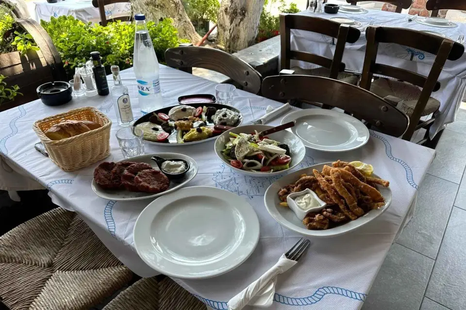 Tour privado de Santorini con sabores locales en la Playa Negra